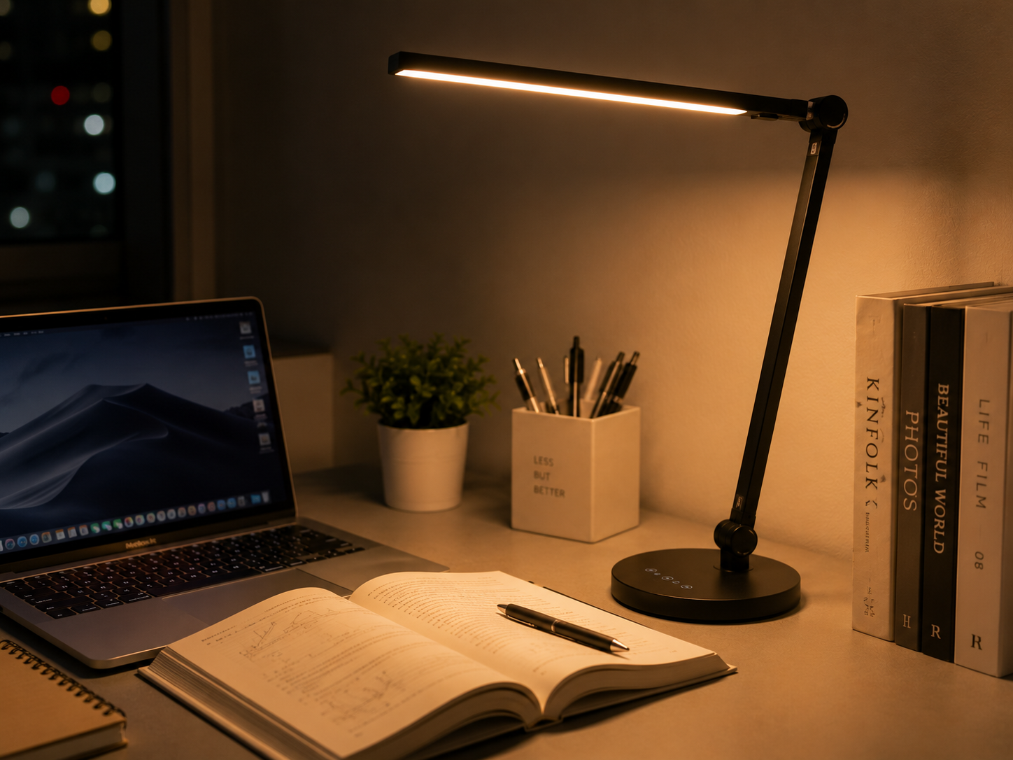 Đèn học LED cho góc học tập trong phòng ngủ giúp tăng ánh sáng và hỗ trợ tập trung